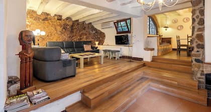 Casa de vacaciones 'Casa Rústica Cal Mian' con vistas a la montaña, Wi-Fi y aire acondicionado