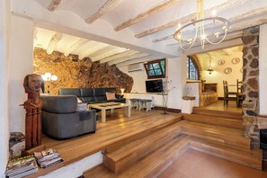 TV, fireplace, stereo