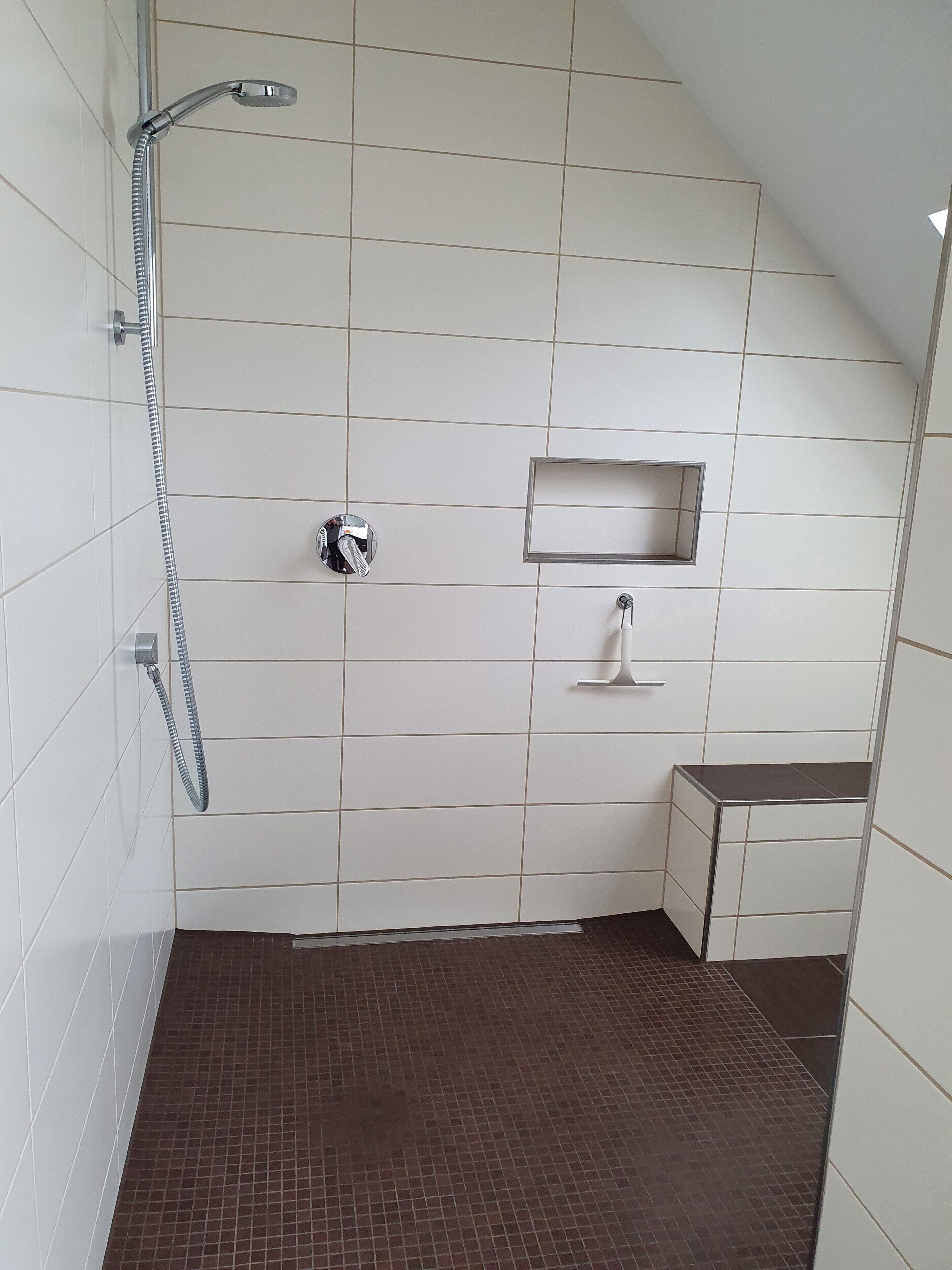 Douche, sèche-cheveux, serviettes fournies
