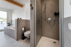 Shower, hair dryer, towels - Apartment 'N8quartier' with Balcony, Wi-Fi and Air Conditioning (Bannewitz)