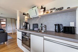 Fridge, oven, stovetop, dishwasher - ‘ Stille des Nordens ’ is a spacious holiday flat approx. 68sqm 3 persons on the upper floor (Pellworm)