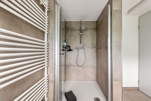 Ducha, secador de pelo, toallas