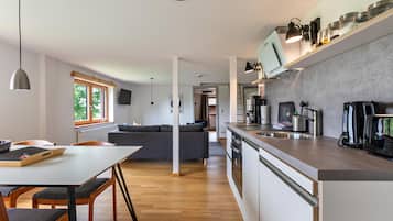 Een koelkast, een oven, een kookplaat, een vaatwasser