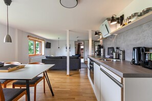 Fridge, oven, stovetop, dishwasher - ‘ Stille des Nordens ’ is a spacious holiday flat approx. 68sqm 3 persons on the upper floor (Pellworm)