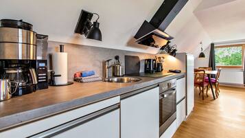 Fridge, oven, stovetop, dishwasher