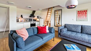 Una sala de estar moderna con un sofá, una mesa de centro y una estantería.