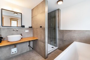 Dusche, Haartrockner, Handtücher