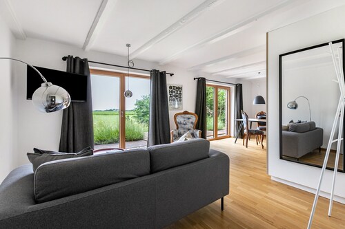 „Himmelblaue Schönheit unter Reetdach“ großzügig geschnittene Ferienwohnung für zwei Personen im EG