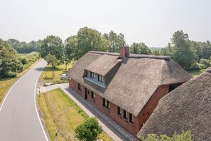 Exterior - ‘Himmelblaue Schönheit’ is a generously proportioned holiday flat for two people on the ground floor (Pellworm)