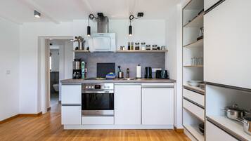 Fridge, oven, stovetop, dishwasher