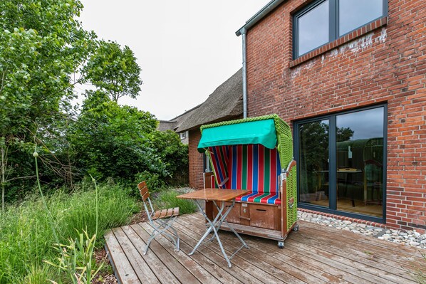 Outdoor dining - ‘Himmelblaue Schönheit’ is a generously proportioned holiday flat for two people on the ground floor (Pellworm)