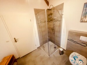 Dusche, Haartrockner, Handtücher