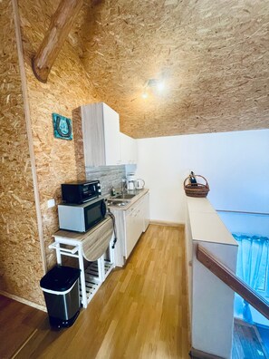 Jääkaappi, mikroaaltouuni, liesi, kahvin-/teenkeitin