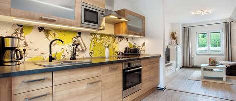 Kühlschrank, Mikrowelle, Ofen, Herdplatte