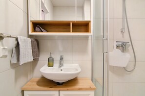 Dusche, Haartrockner, Handtücher