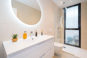 Shower, towels