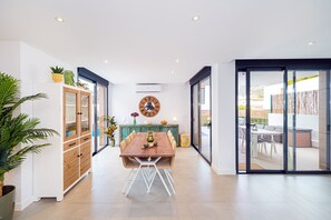 Dining - Holiday Home 'Trito Spaniahome Family Friendly' with Mountain View, Wi-Fi and Air Conditioning (El Albir)