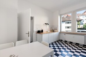 Réfrigérateur, micro-ondes, plaque de cuisson, lave-vaisselle