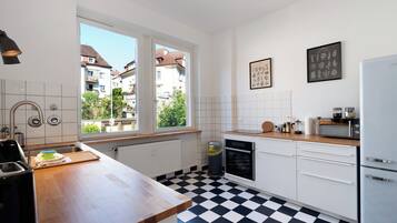 Kühlschrank, Mikrowelle, Herdplatte, Geschirrspüler