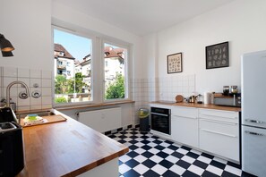 Refrigerador, microondas, placa de cocina, lavavajillas