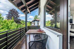 Outdoor dining - Holiday Apartment 'Schlossblick' with Private Terrace, Balcony and Wi-Fi (Egloffstein)