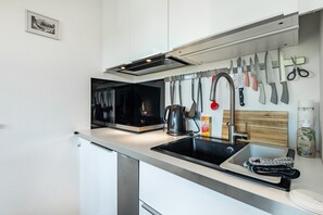 Refrigerador, parrilla de estufa, cafetera y tetera y tetera eléctrica 