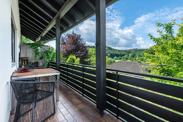 Outdoor dining - Holiday Apartment 'Schlossblick' with Private Terrace, Balcony and Wi-Fi (Egloffstein)