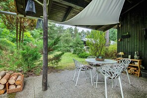 Outdoor dining - Holiday Home 'Ferienhaus Sonnenplatz Am See' with Private Terrace (Roding)