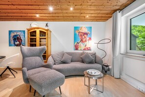 TV, fireplace - Holiday Home 'Ferienhaus Sonnenplatz Am See' with Private Terrace (Roding)