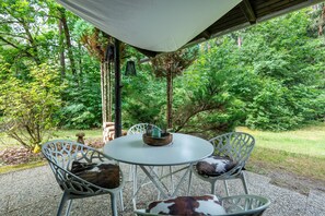 Outdoor dining - Holiday Home 'Ferienhaus Sonnenplatz Am See' with Private Terrace (Roding)