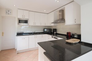 Fridge, microwave, oven, stovetop - Villa 'Casa Chula' with Sea View, Wi-Fi and Air Conditioning (Sa Riera)