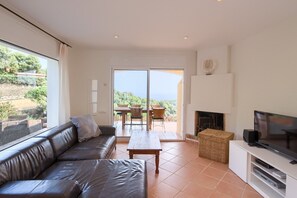 TV - Villa 'Casa Chula' with Sea View, Wi-Fi and Air Conditioning (Sa Riera)