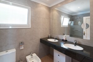 Shower, hair dryer - Villa 'Casa Chula' with Sea View, Wi-Fi and Air Conditioning (Sa Riera)