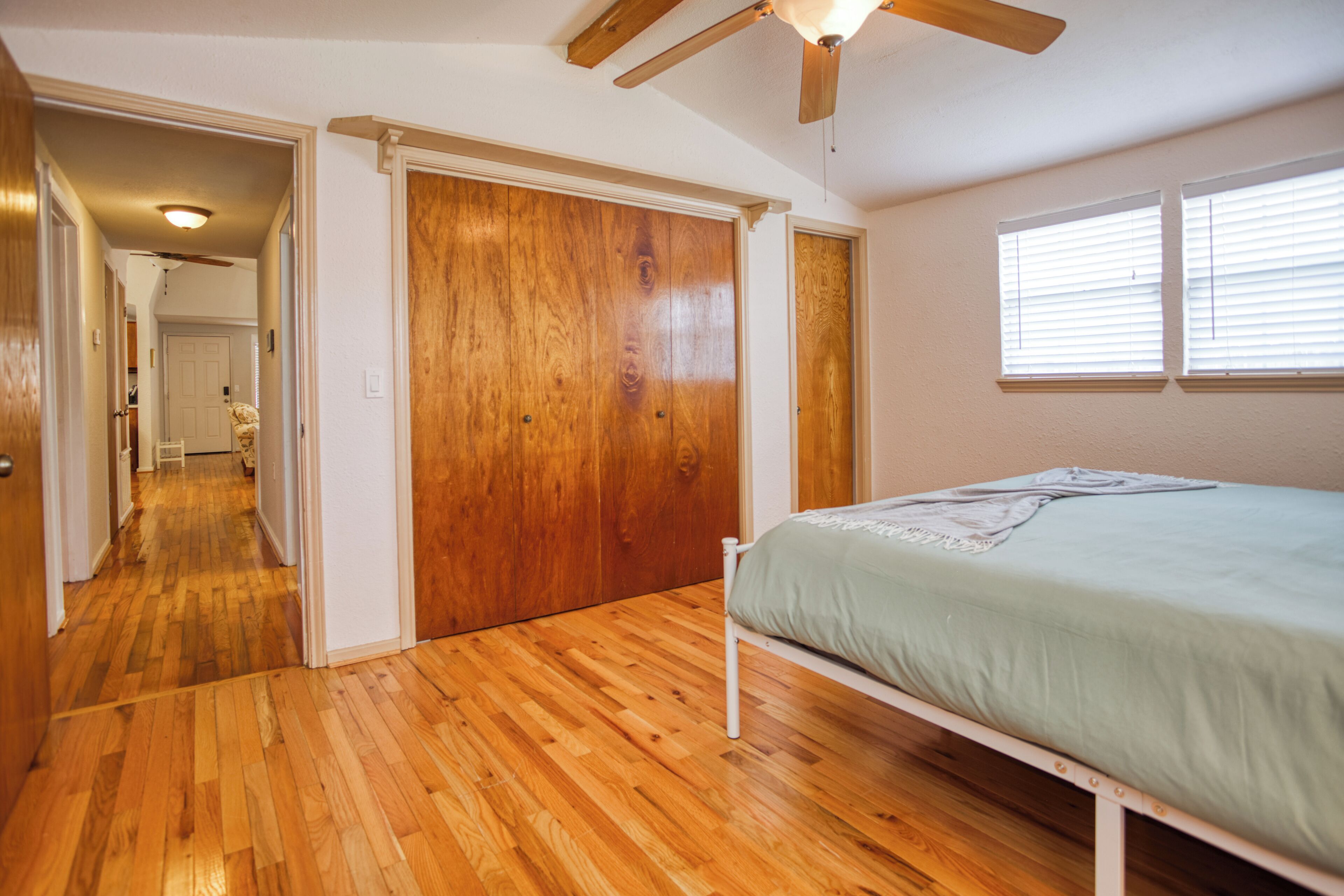 3 slaapkamers, een bureau, een strijkplank/strijkijzer, reisbedje