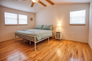 3 bedrooms, desk, iron/ironing board, travel crib