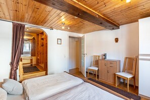 1 habitación, tabla de planchar con plancha, wifi gratis y ropa de cama 