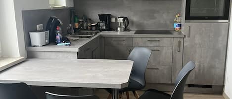 Réfrigérateur, un four, surface de cuisson, lave-vaisselle
