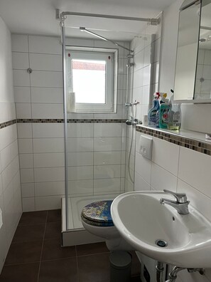Dusche, kostenlose Toilettenartikel, Haartrockner, Handtücher