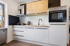 Cafeteira/chaleira, geladeira, fogão, cooktop