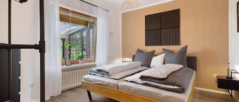 2 bedrooms, WiFi (free), bed sheets