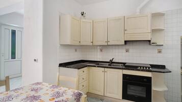 Kühlschrank, Ofen, Herdplatte, Wasserkocher