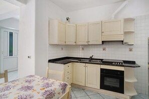 ثلاجة، فرن، موقد طهي مسطح، غلّاية كهربائية