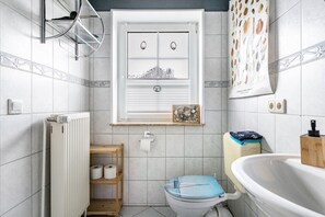 Dusj, hårføner og håndklær