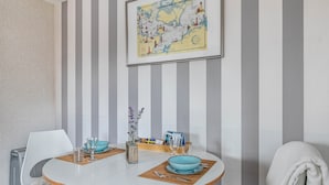 Un comedor con una mesa redonda, sillas y un mapa en la pared.