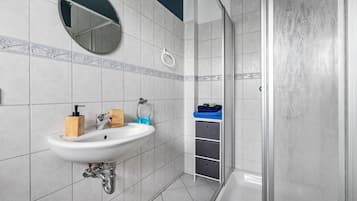Douche, sĂšche-cheveux, serviettes fournies