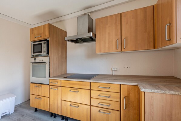 Frigorífico, microondas, horno y placa de cocina