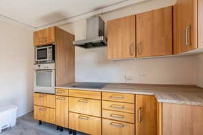 冷蔵庫、電子レンジ、オーブン、コンロ