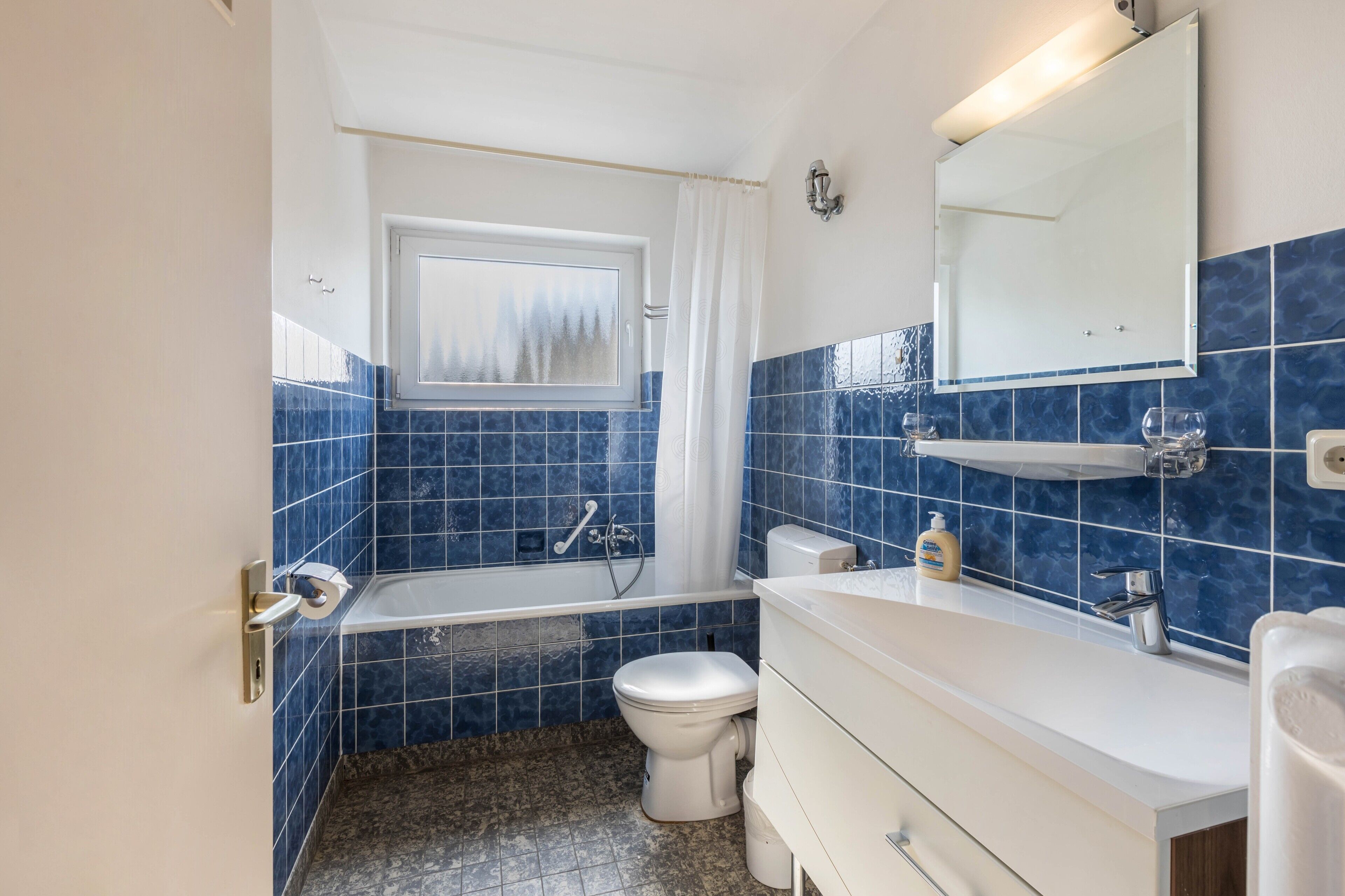 Ein Badezimmer mit Badewanne, Toilette und Waschbecken.