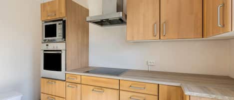 Jääkaappi, mikroaaltouuni, uuni, liesi