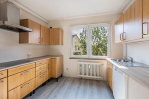 Fridge, microwave, oven, stovetop - Room 'Aparthotel Am Stadtpark 1113' with Wi-Fi (Bad Sachsa)